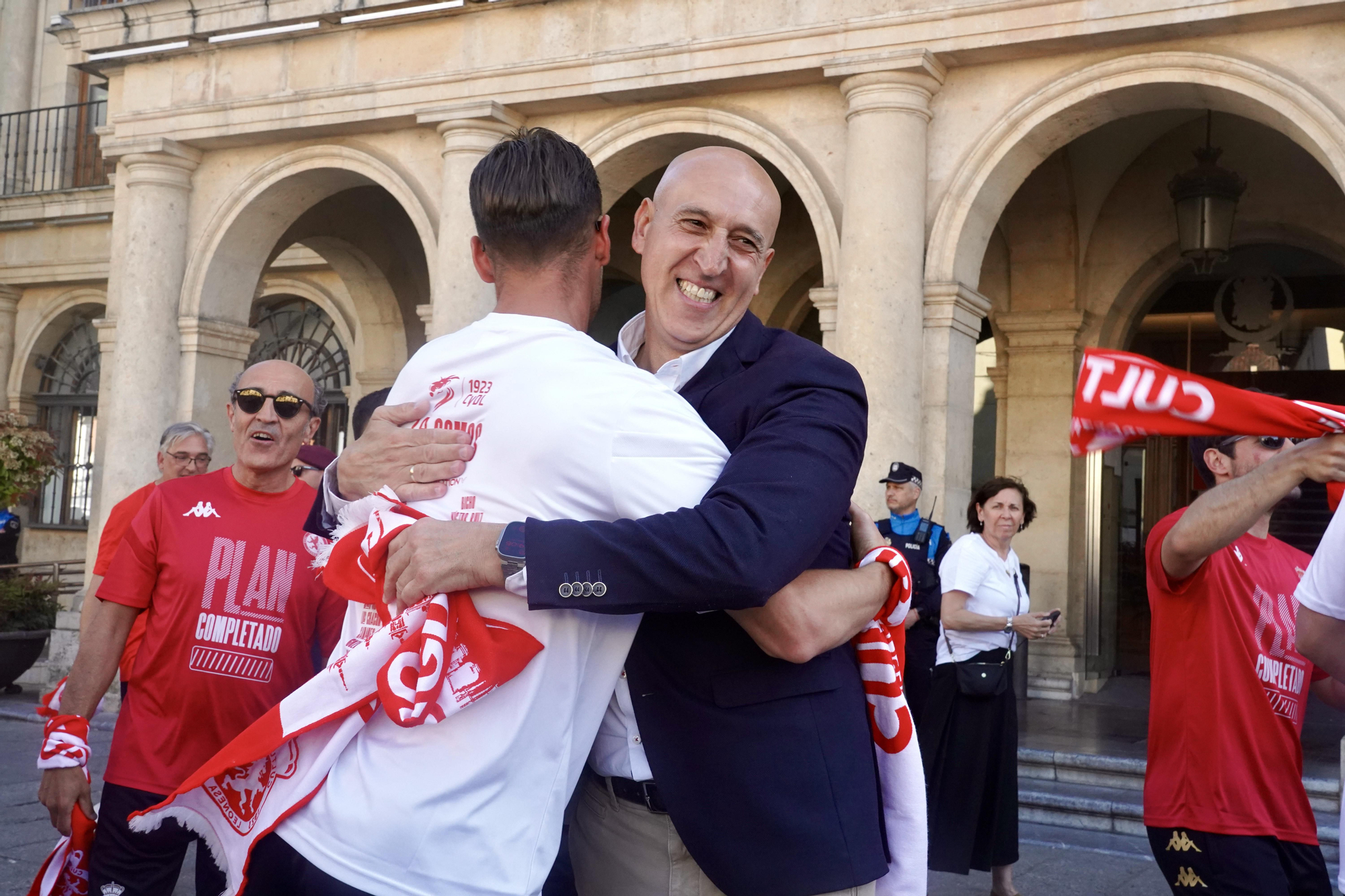 La Cultural recibe el homenaje del Ayuntamiento de León y un baño de masas de aficionados por su ascenso a Segunda