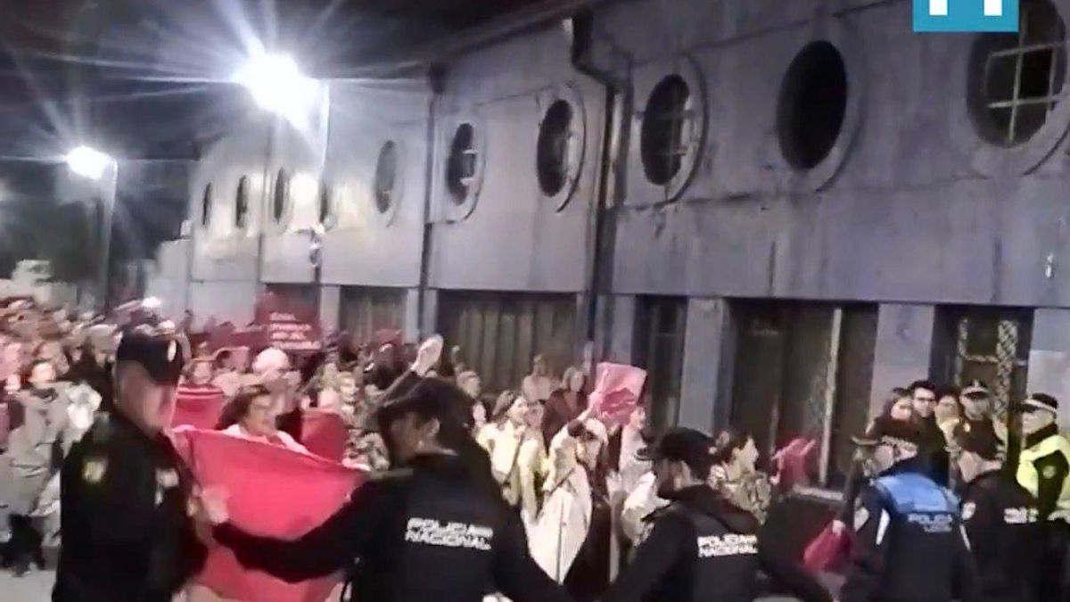 Manifestación contra el traslado del Albergue Covadonga, el lunes, en Gijón.