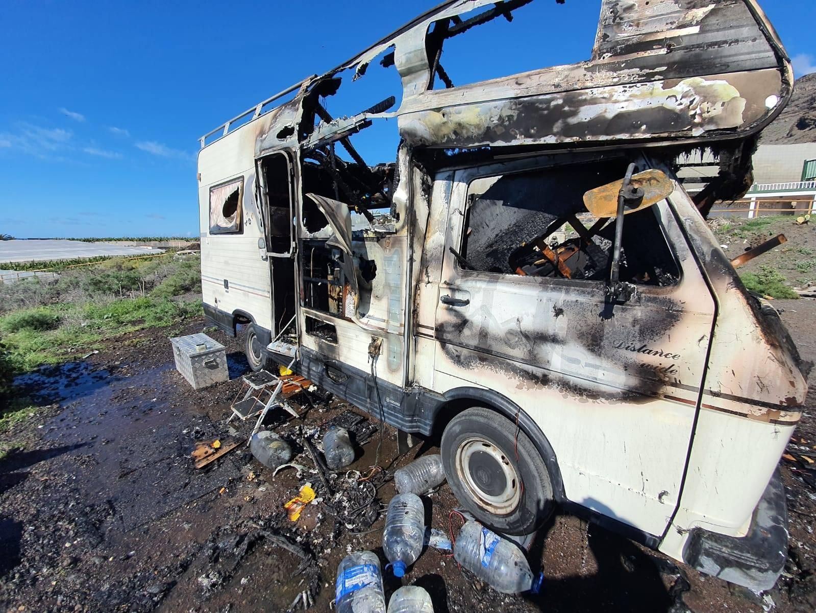 Imagen de la autocaravana tras el incendio.