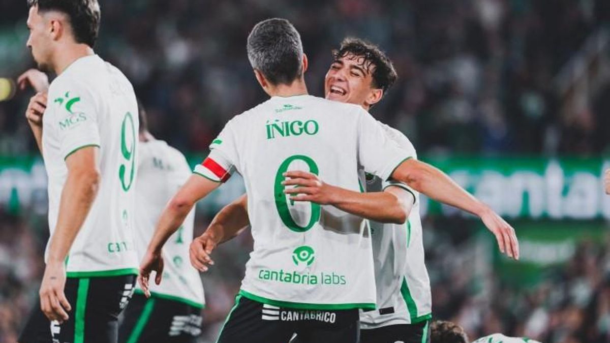 Los jugadores del Racing celebran un gol contra el Villarreal.
