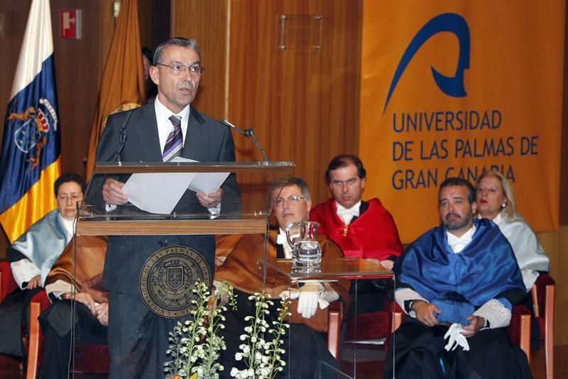 El presidente del Gobierno de Canarias, Paulino Rivero, durante su discurso en el acto de investidura del ex director general de la Unesco Federico Mayor Zaragoza
