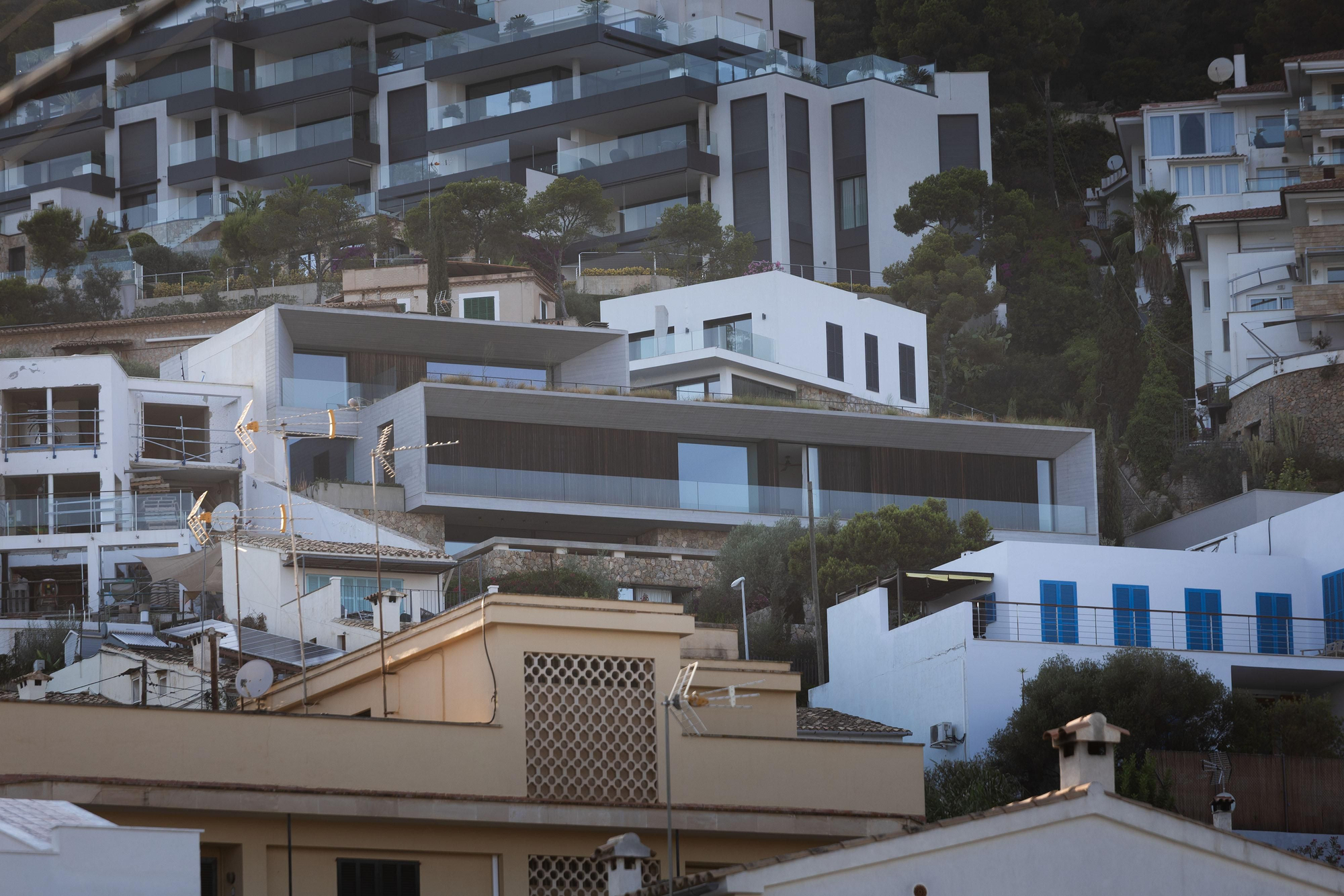 Panoràmica de la barriada de Gènova, amb l'edifici que ocupa l'antiga casa de Falla al centre