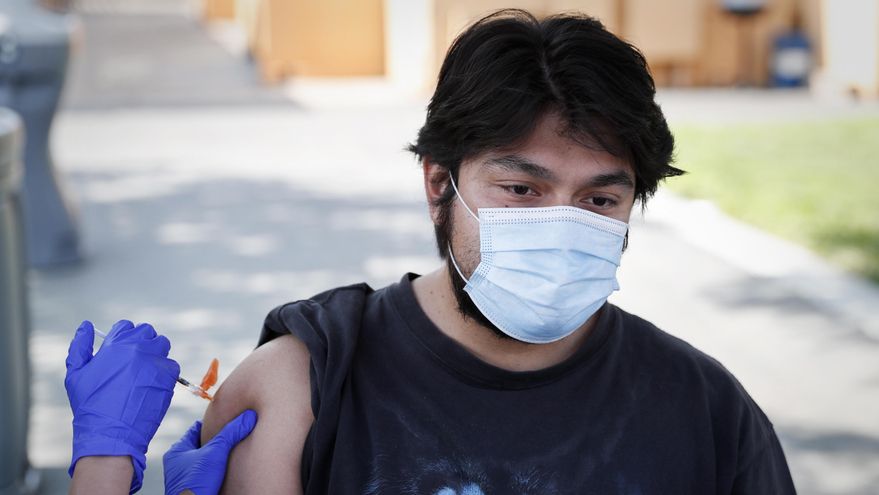 Fotografía de archivo de un joven mientras recibe la segunda dosis de la vacuna Pfizer-BioNTech en Arleta, California (EE.UU). EFE/EPA/CAROLINE BREHMAN