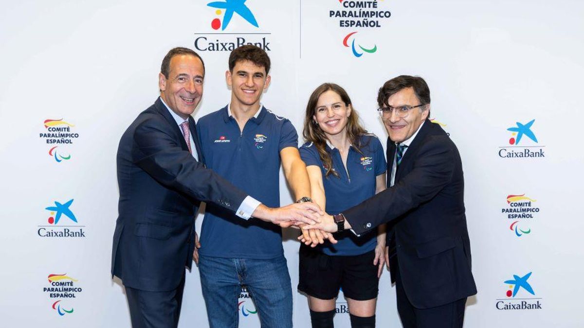 Gonzalo Gortázar, consejero delegado de CaixaBank; Alberto Durán, presidente del CPE; y los deportistas Ander Cepas y Sara Andrés, durante la presentación del nuevo acuerdo de patrocinio.