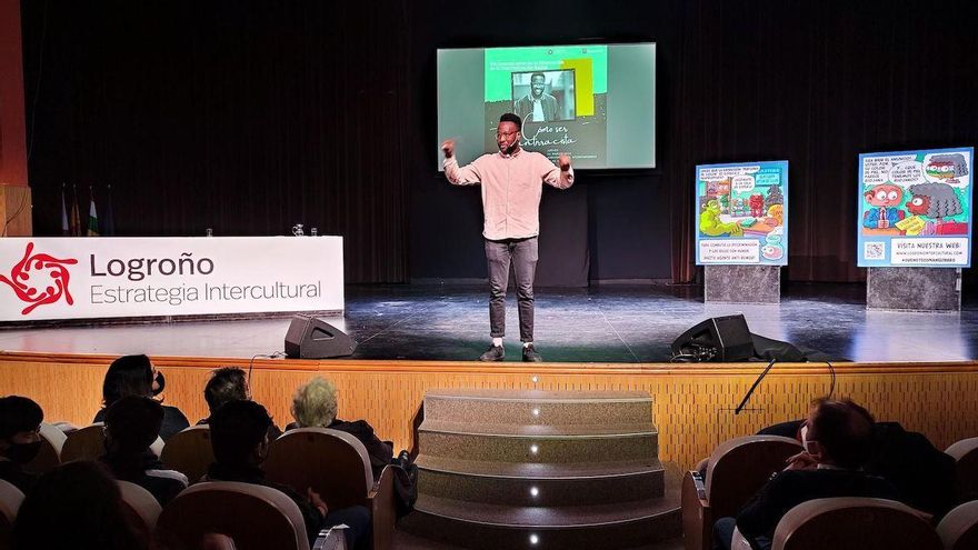 La juventud de Logroño analiza los estereotipos raciales con el periodista Moha Gerehou