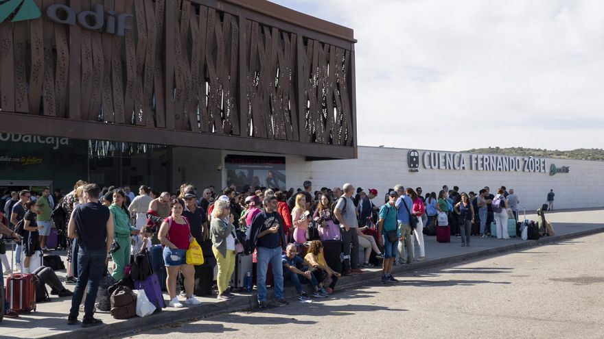 Más de 400 viajeros de un tren Avlo pasan la  noche en un polideportivo de Cuenca