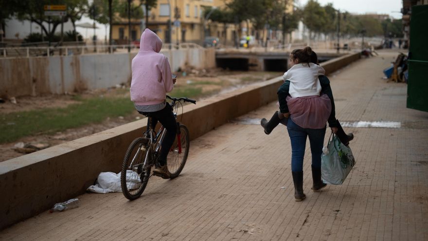 Varios niños pasean por una calle de Aldaia tras salir del colegio