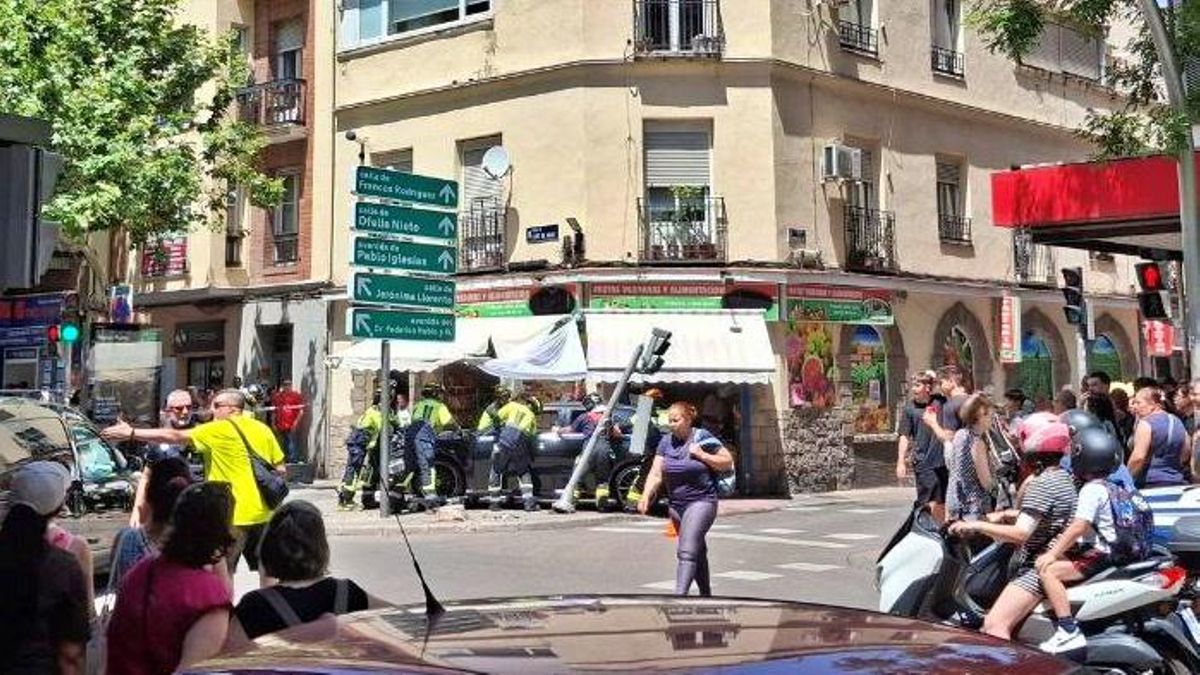 Una mujer con positivo en alcoholemia estampa su coche contra la frutería de una esquina de Tetuán sin dejar heridos
