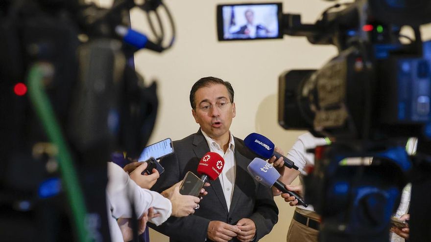 El ministro de Asuntos Exteriores, José Manuel Albares, en declaraciones a los medios de comunicación en Luxor en la última jornada del viaje de Estado que los reyes de España realizan a Egipto.