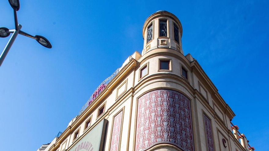 Un hombre camina protegido con una mascarilla junto a los cines Callao en Madrid.