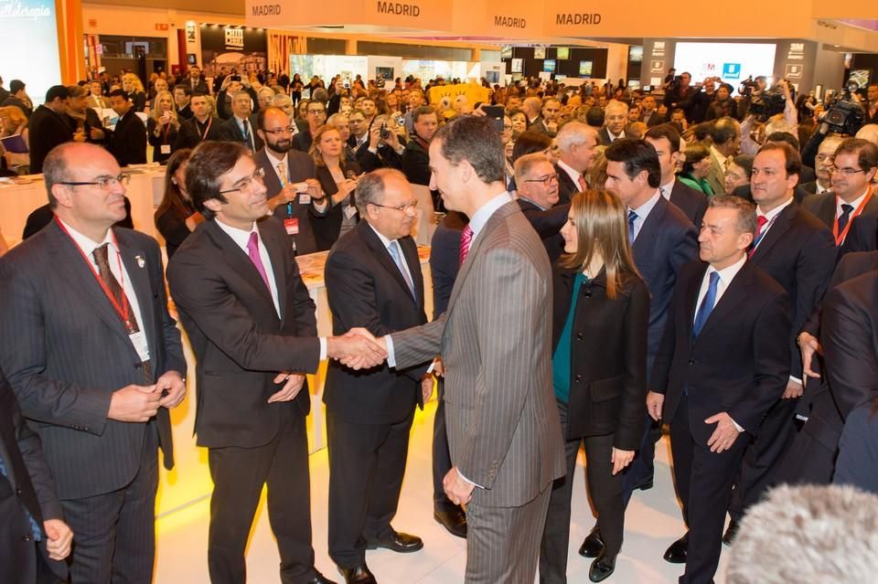 Los Príncipes saludan a los representantes de Canarias.