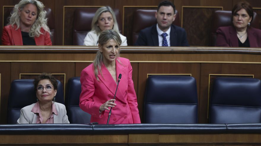 Yolanda Díaz junto a María Jesús Montero durante la sesión de control al Gobierno celebrada este miércoles en el Congreso.
