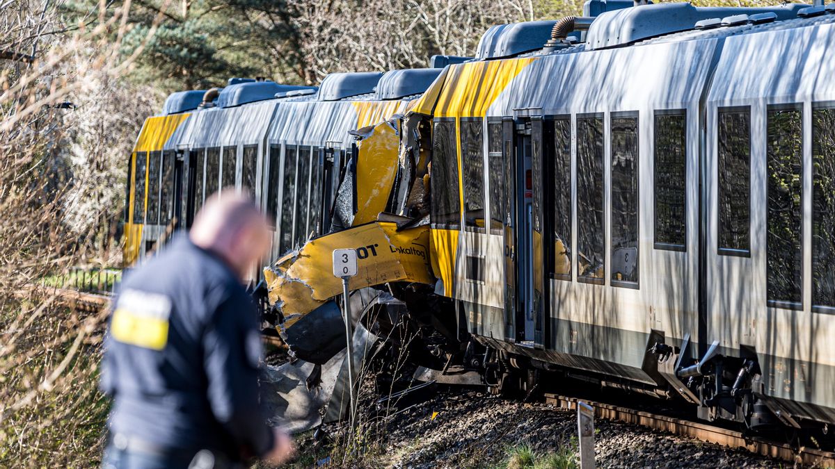 Los servicios de emergencia inspeccionan el lugar del accidente tras la colisión de dos trenes entre Hilleroed y Kagerup en Isteroedvejen, Dinamarca.