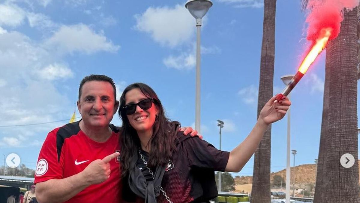 Bernabé Cano, junto a su hija Ángela Cano, posando con una bengala.