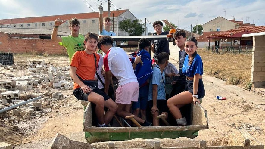 Jóvenes ayudando en Chozas de Canales