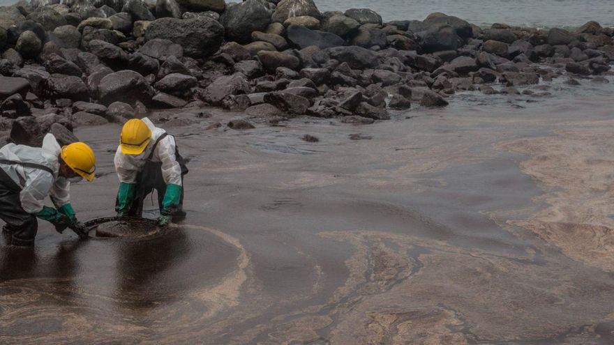A 10 días del derrame, en la Zona Resguardada de Ancón, el petróleo todavía se empoza en la orilla de la playa. Persona contratado por la empresa Corena Lamor bombea el agua contaminada hacia una piscina para extraer el hidrocarburo. Foto: Max Cabello Orcasitas / Mongabay Latam