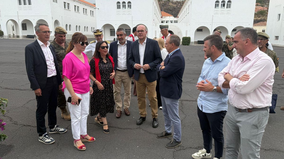 La ministra de Defensa, Margarita Robles, este viernes, junto a otras autoridades, durante la visita al Acuartelamiento de El Fuerte, en Breña Baja.