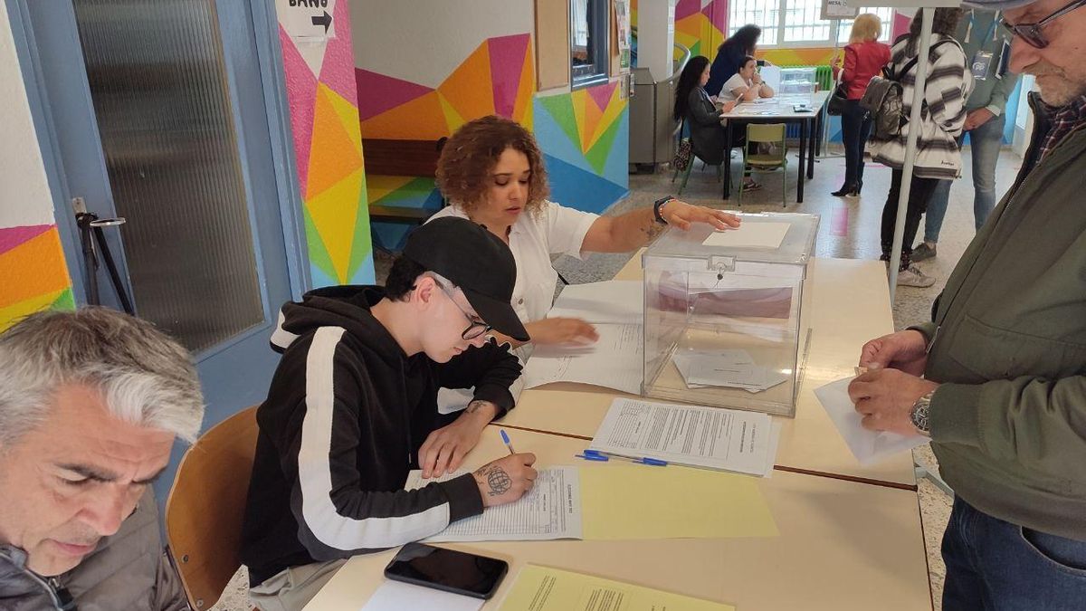 Votaciones el 28M en un colegio electoral de León ciudad