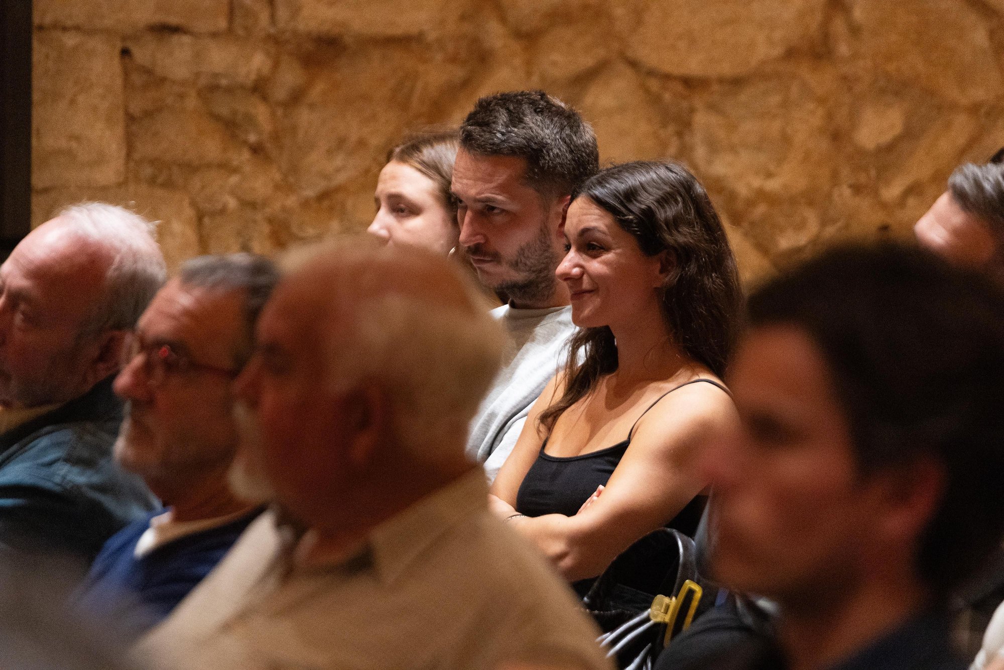 Nicolás Ribas y Ángela Torres (en el centro), dos de los periodistas colaboradores de elDiario.es en Balears