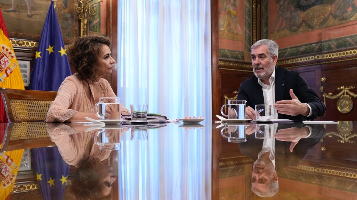 Reunión de María Jesús Montero y Fernando Clavijo. EFE