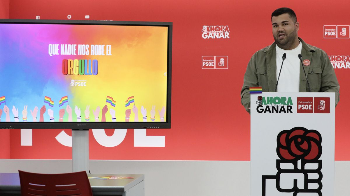 El PSOE extremeño: "No se puede gobernar con Vox por la mañana y hacerse la foto con la bandera arcoíris por la tarde"