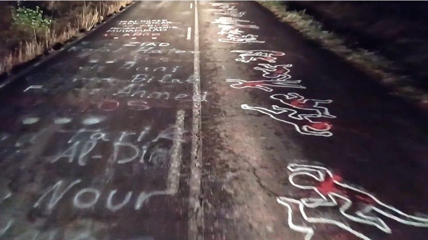 Una gran pintada con los nombres de niños gazatíes asesinados por Israel recibe a La Vuelta a España en El Bierzo
