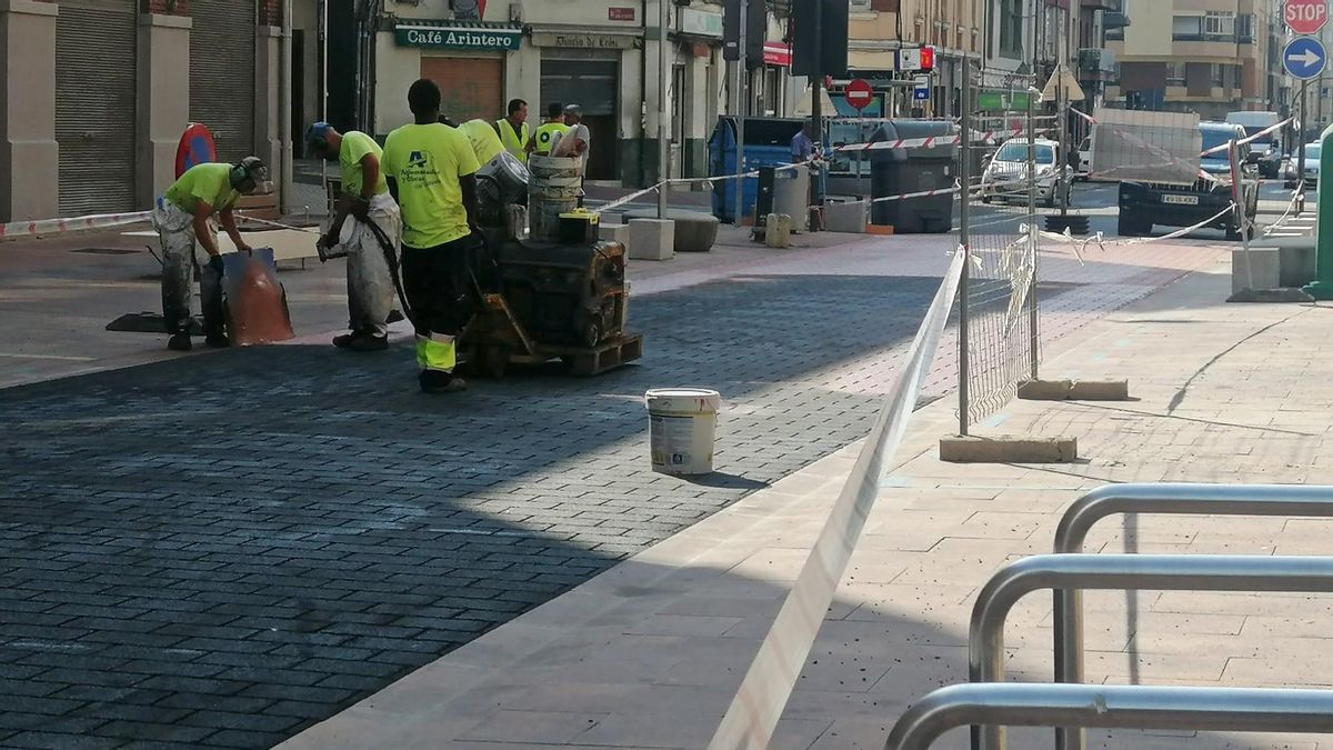 León ultima el asfalto pintado en la calle 'de prioridad peatonal' del final de Padre Isla