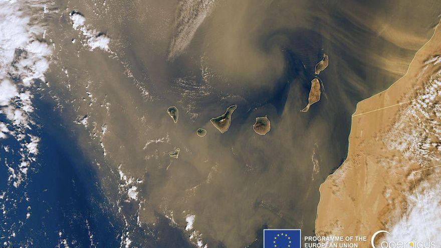 La impresionante tormenta de calima sobre Canarias se convierte en la imagen de la semana de Copernicus