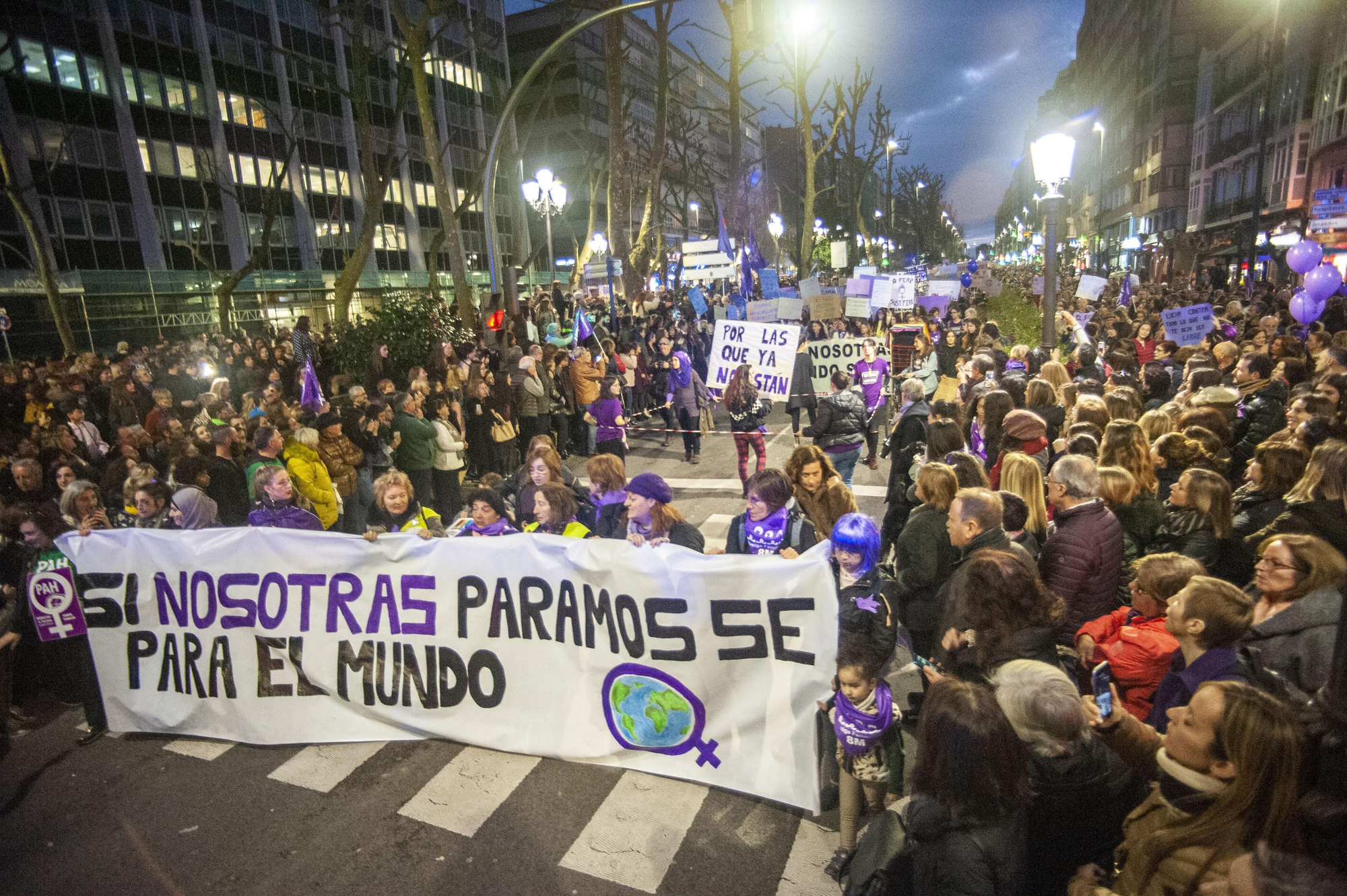 Decenas de miles de personas han colapsado el centro de Santander durante la manifestación del 8M. | BUBY REY