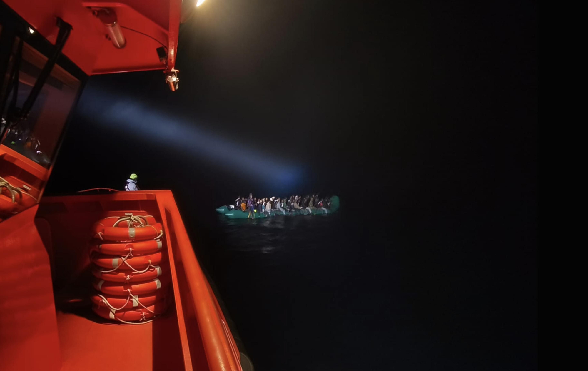 Neumática rescatada esta madrugada por Salvamento Marítimo cerca de Lanzarote.