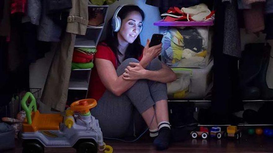 No puedes pedir a un niño que use menos el móvil si tú siempre lo tienes en la mano: cómo jugar sin pantallas