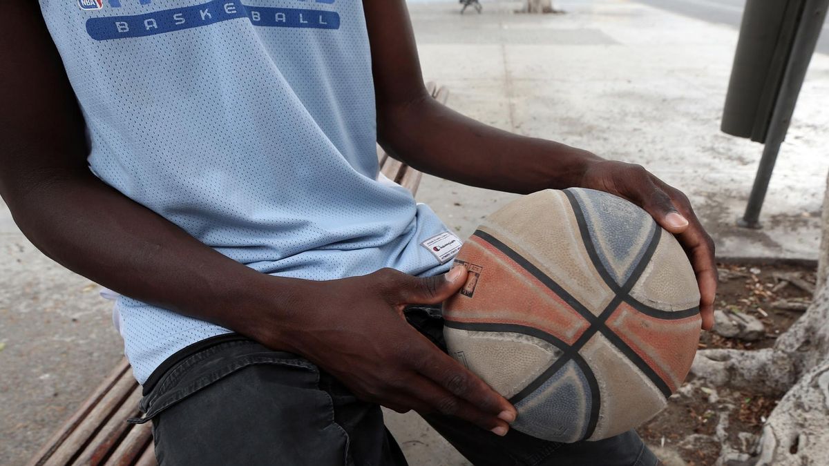 Moussa sostiene su balón de baloncesto en L