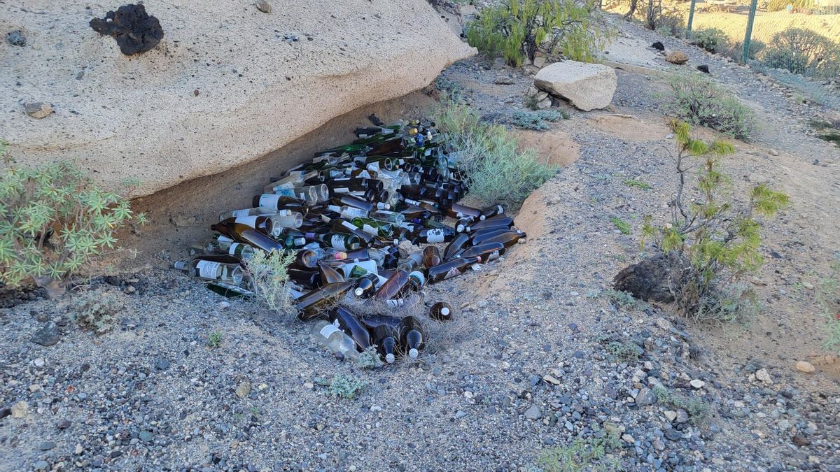 Botellas acumuladas en el entorno de las cuevas.