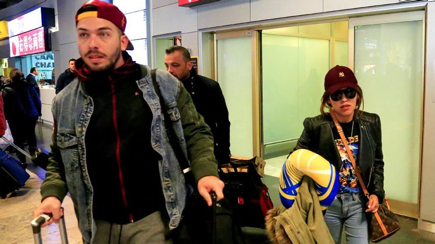 Alberto Isla, junto a Isa Pantoja en el aeropuerto