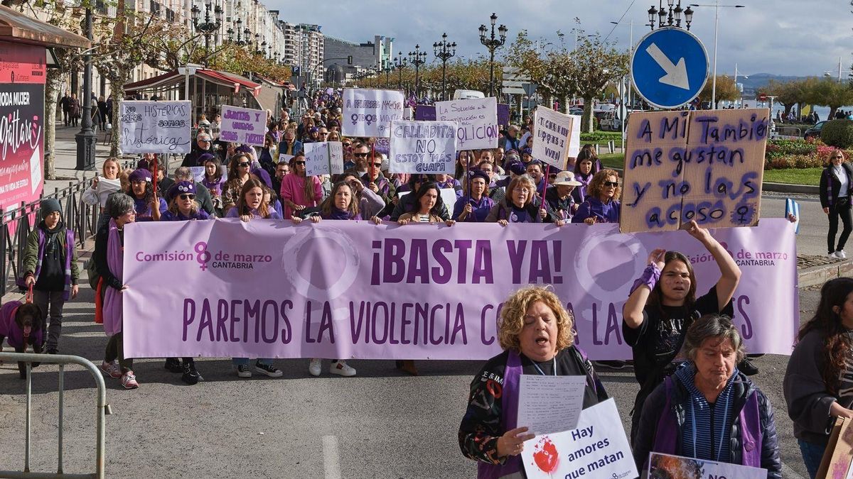 Archivo - Imagen de archivo de una manifestación por el 25N en Santander.-ARCHIVO
