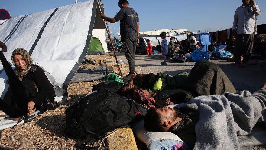 Migrantes reubicados por Protección Civil griega de forma temporal tras el incendio de Moria en Lesbos.