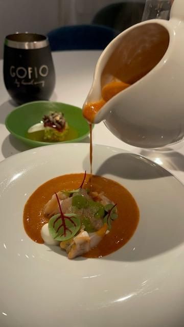 Gamba blanca, berberechos, mojo hervido de las cabezas y mojo de cardamomo.