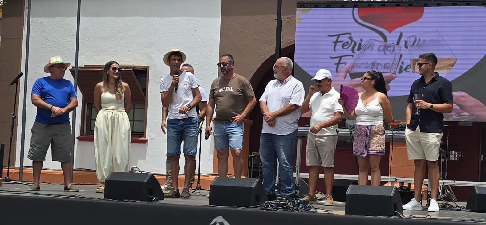 El artista y activista Gustavo Díaz presenta ‘Cuéntame a qué sabe’, una canción que pone voz al paisaje, la cultura y la tradición vitivinícola de Fuencaliente.