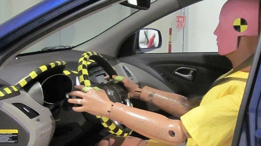 Un detalle en los maniquíes de choque está costando más huesos rotos a las mujeres que a los hombres
