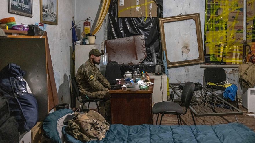Un médico militar ucraniano sentado en su habitación en un hospital de campaña de primera línea cerca de Popasna, región de Lugansk, este de Ucrania, el 9 de mayo.