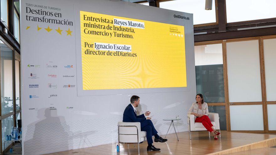 Reyes Maroto, ministra de Industria, Comercio y Turismo e Ignacio Escolar, director de elDiario.es