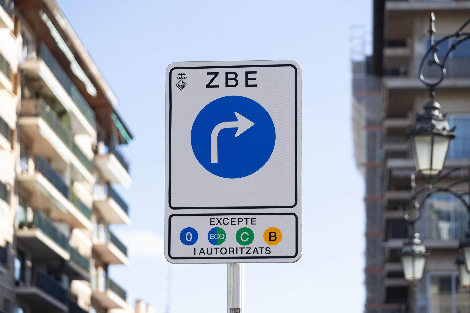 Una de las señales instaladas en Palma tras la implantación de la ZBE