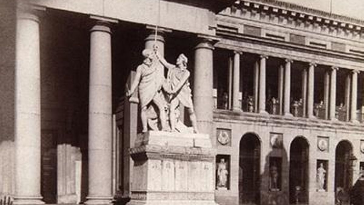 Estatua de Daoiz y Velarde colocada ante el Museo del Prado