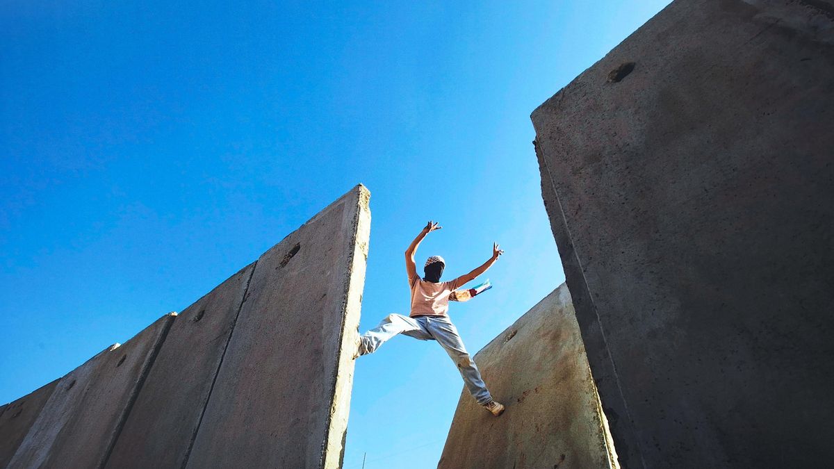 Captado por la cámara de Bernat Armangué, un manifestante palestino que protesta contra la barrera erigida por Israel en Cisjordania celebra con el gesto de la victoria haber derribado un segmento de muro