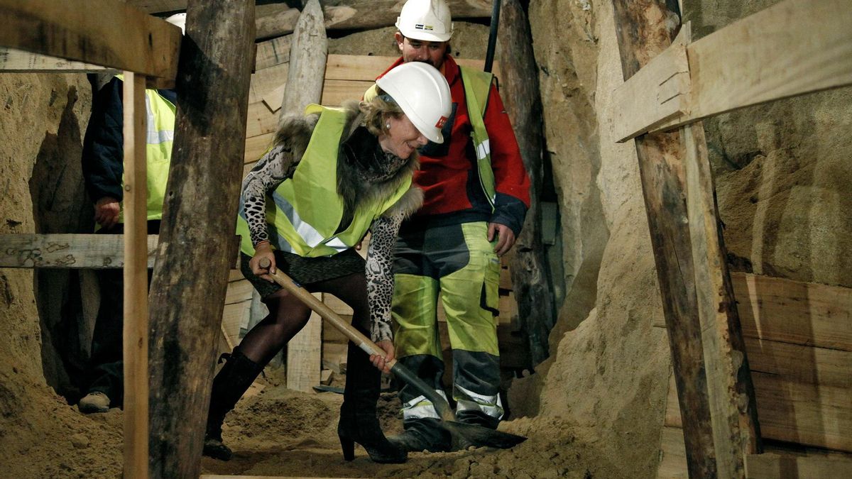 Fotografía de la Comunidad de Madrid de Esperanza Aguirre, en su etapa como presidenta autonómica, durante una visita a las obras de la línea 9 de Metro.