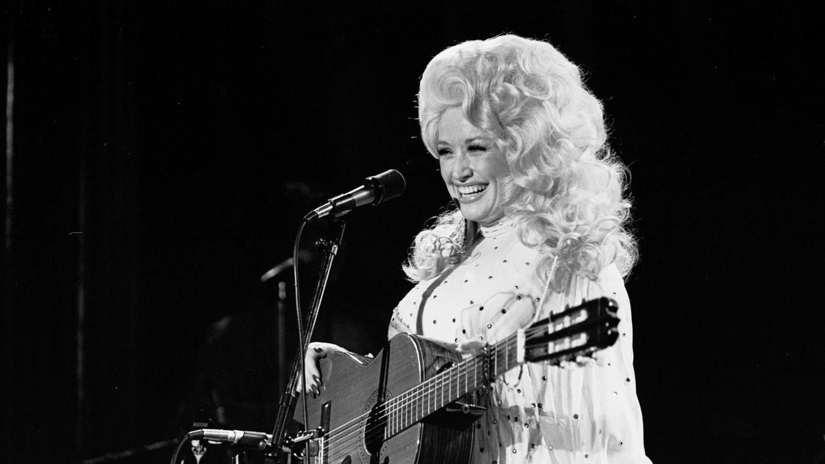 Dolly Parton, en un concierto en 1970