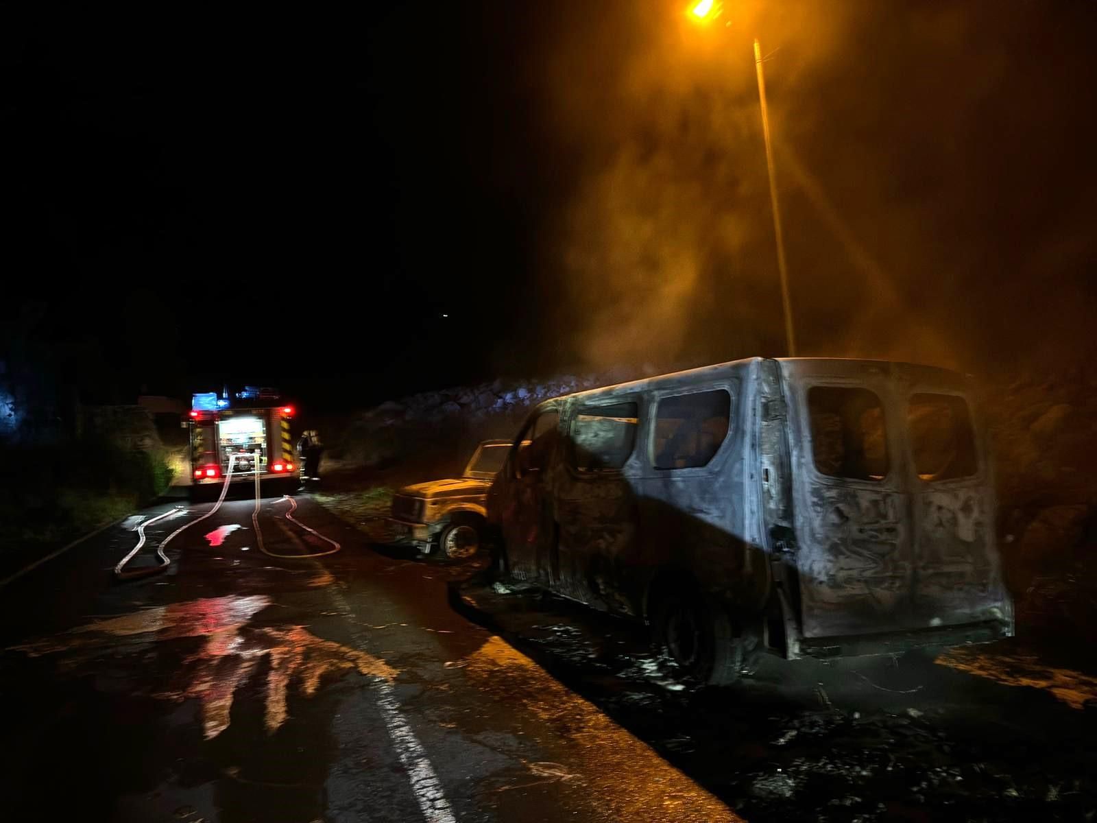 Un camión de Bomberos La Palma  que intervino en las tareas de extinción del incendio en los  dos vehículos.