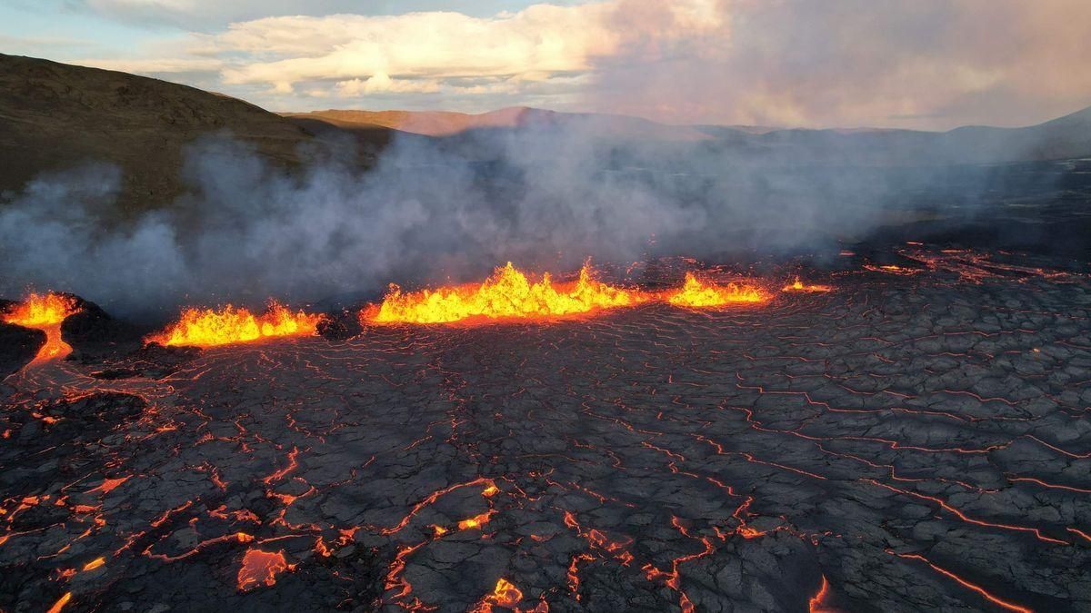Fotograma del primer vuelo de dron sobre el volcán de Islandia. @H0RDUR