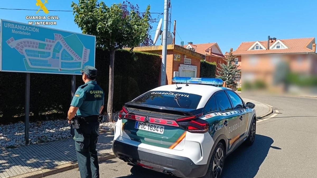 Pillan a dos ladrones de tarjetas de crédito, un móvil y dinero en el bar de la Urbanización Monteleón de Carbajal