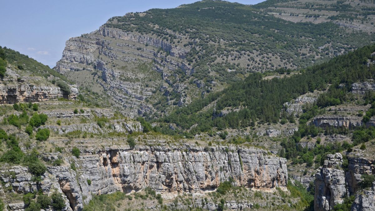 Entre cortados de vértigo y huellas de dinosaurios: el Cañón del Río Leza, el secreto mejor guardado de La Rioja interior